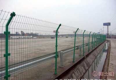 【養(yǎng)殖護欄網(wǎng)廠家小編給大家介紹下道路護欄網(wǎng)的工藝流程】 - 產(chǎn)品庫