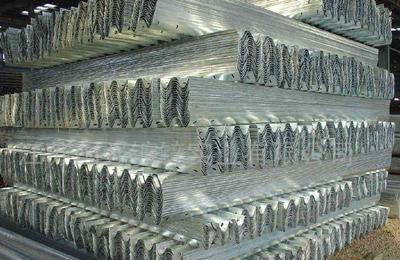 【公路波形護(hù)欄板】廠家直銷高速公路護(hù)欄板、波形護(hù)欄板、兩波護(hù)欄板、三波護(hù)欄板及其配套設(shè)施圖片_高清圖_細(xì)節(jié)圖-聊城宏遠(yuǎn)交通設(shè)施 -