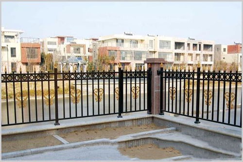 固鎮(zhèn)縣市政道路護欄廠 鋁藝護欄點擊了解